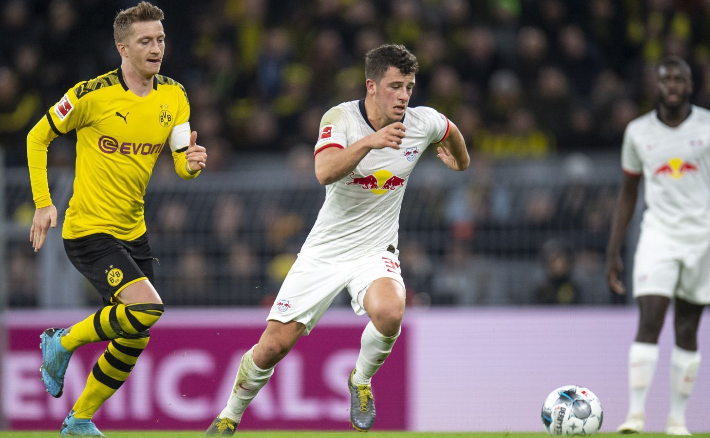 
                <strong>Diego Demme (RB Leipzig)</strong><br>
                Bemüht, nach dem ersten Gegentor dem Spiel seinen Stempel aufzudrücken, doch der BVB presst sehr früh, seine Offensivbemühungen verlaufen meist im Sand. Wird von Reus böse am Knöchel getroffen, spielt aber ohne Behandlung weiter. In der zweiten Hälften dann etwas stärker. ran-Note: 4
              