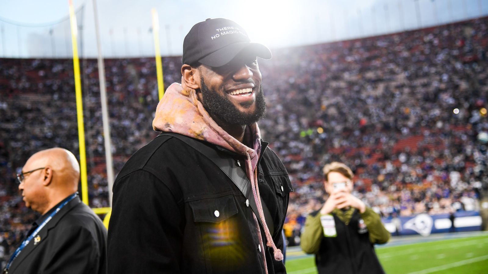
                <strong>LeBron James feuert die Rams an</strong><br>
                Nicht nur die Patriots können sich auf emotionale Unterstützung aus der NBA freuen, sondern auch die Rams. In der Divisional-Round gegen die Dallas Cowboys war unter anderem Lakers-Superstar LeBron James zu Gast im Memorial Coliseum. Die Rams bedankten sich mit einem soliden 30:22-Erfolg. Im Super Bowl wird James, der in der NBA ebenfalls einige große Schlachten gegen Boston führen musste, wohl wieder die Daumen drücken. 
              