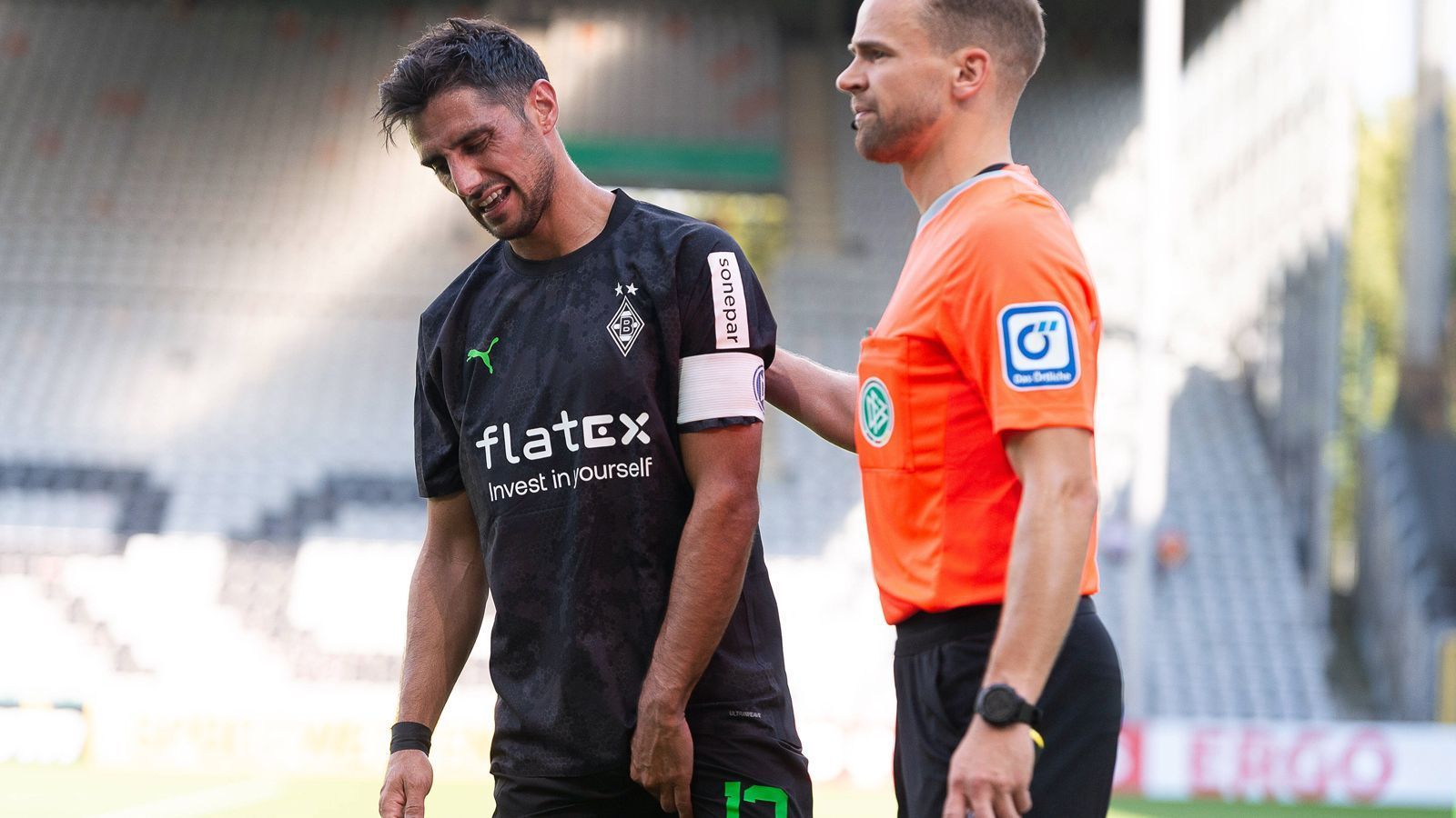 
                <strong>Lars Stindl (Borussia Mönchengladbach)</strong><br>
                Kapitän Lars Stindl verletzte sich beim Pokalspiel von Borussia Mönchengladbach gegen den Oberligisten SV Oberachern. Der Routinier zog sich eine Faszienverletzung am Oberschenkel zu, die den 33-Jährigen nun zumindest für das Bundesliga-Auftaktspiel der "Fohlen" gegen Hoffenheim außer Gefecht setzt. 
              