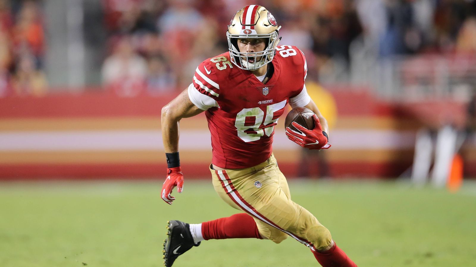 
                <strong>George Kittle: Der Weg vom Rookie zum Star</strong><br>
                Bereits in seiner Rookie-Saison wurde der Fünftrundenpick von Head Coach Kyle Shanahan zum Starter ernannt. Dabei musste sich Kittle allerdings gegen große Konkurrenz durchsetzen. Mit fünf Tight Ends gingen die 49ers in die Saisonvorbereitung, darunter der heutige Ravens-Profi Blake Bell, Vance McDonald, der jetzt bei den Steelers unter Vertrag steht und Kittles aktueller Teamkollege Garrett Celek. Kittle spielte eine solide Rookie-Saison. Er fing 43 Pässe und erzielte dabei 515 Yards Raumgewinn und zwei Touchdowns. In der Saison 2018 explodierten Kittles Leistungen dann: Er verzeichnete 88 Catches, fing fünf Touchdown-Pässe und erzielte 1377 Yards Raumgewinn. Die 49ers hatten einen neuen Star.  
              