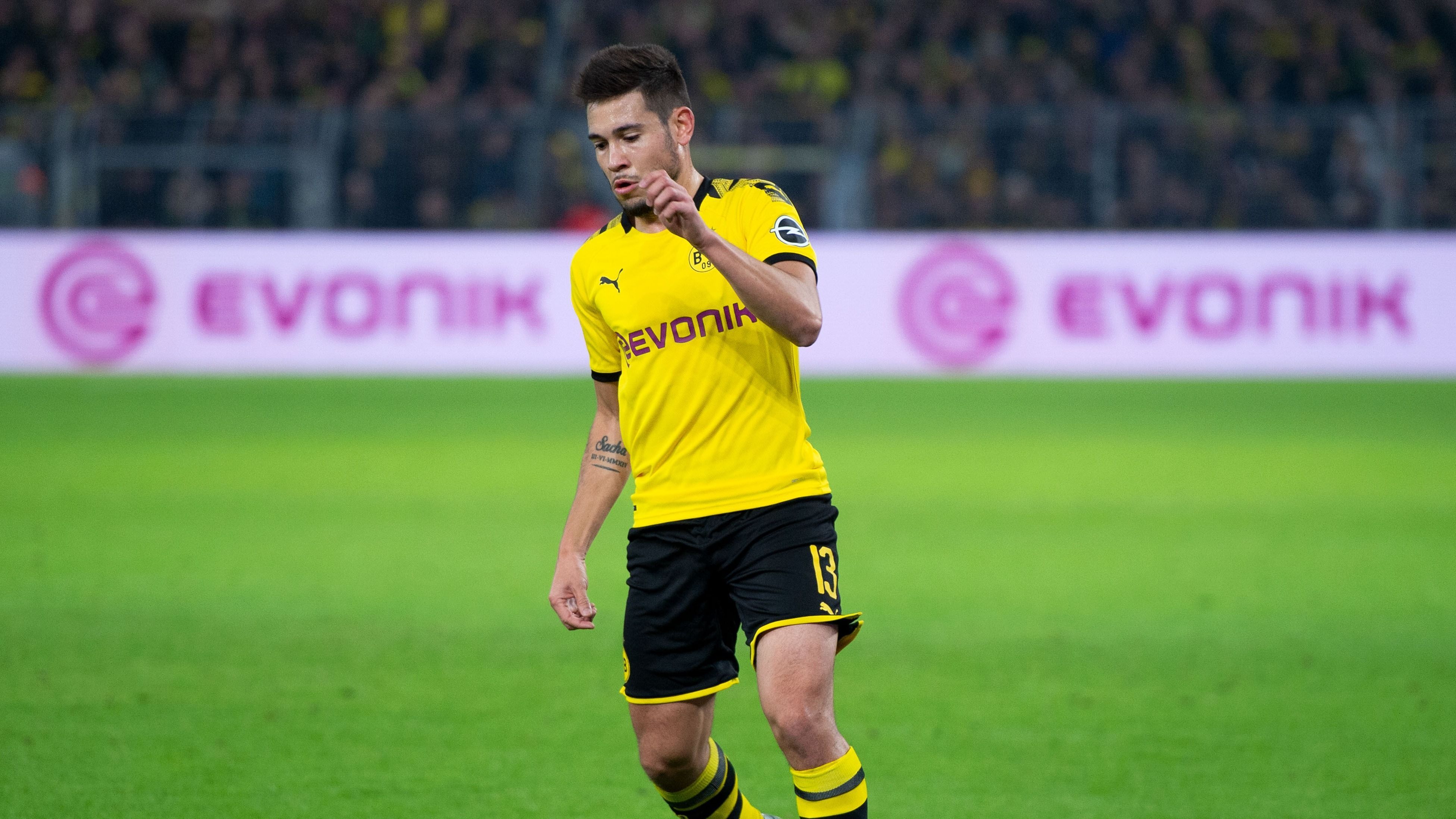 
                <strong>Raphael Guerreiro (Borussia Dortmund)</strong><br>
                Versucht hin und wieder mal etwas über seine linke Seite, agiert aber nicht druckvoll genug und ist dabei auch zu ungenau. Hat aber in erster Linie defensive Aufgaben. Die löst er ordentlich. ran-Note: 3
              