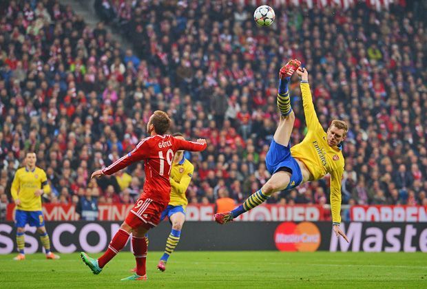 
                <strong>FC Bayern München - FC Arsenal 1:1</strong><br>
                Arsenal-Verteidiger Per Mertesacker muss seine gut zwei Meter Körperlänge oft ausstrecken, um eine Führung der Bayern zu verhindern.
              