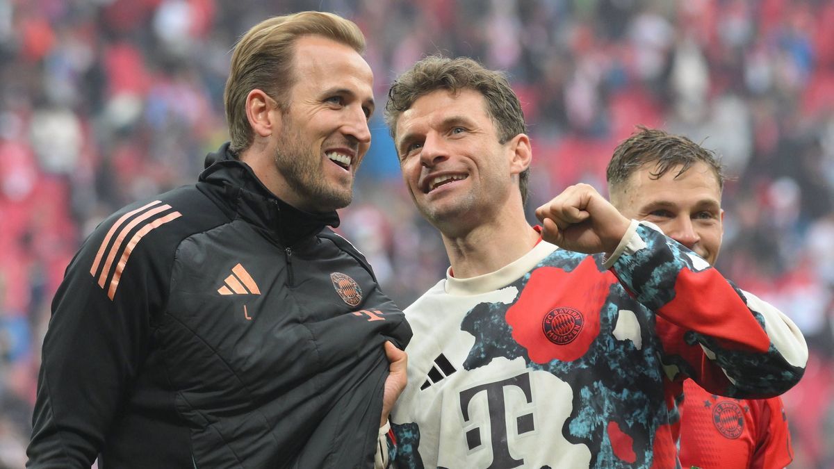 Thomas Mueller (FC Bayern Muenchen) re., vorn, Harry Kane (FC Bayern Muenchen) li. und Joshua Kimmich (FC Bayern Muenchen) re., hinten. RB Leipzig vs. FC Bayern Muenchen, Fussball, 1. Bundesliga, 3...