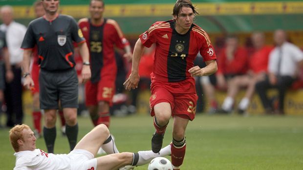 
                <strong>Patrick Helmes</strong><br>
                Bank: Patrick Helmes; Debüt: 28. März 2007 gegen Dänemark; damaliger Klub: 1. FC Köln; Länderspiele insgesamt: 13
              