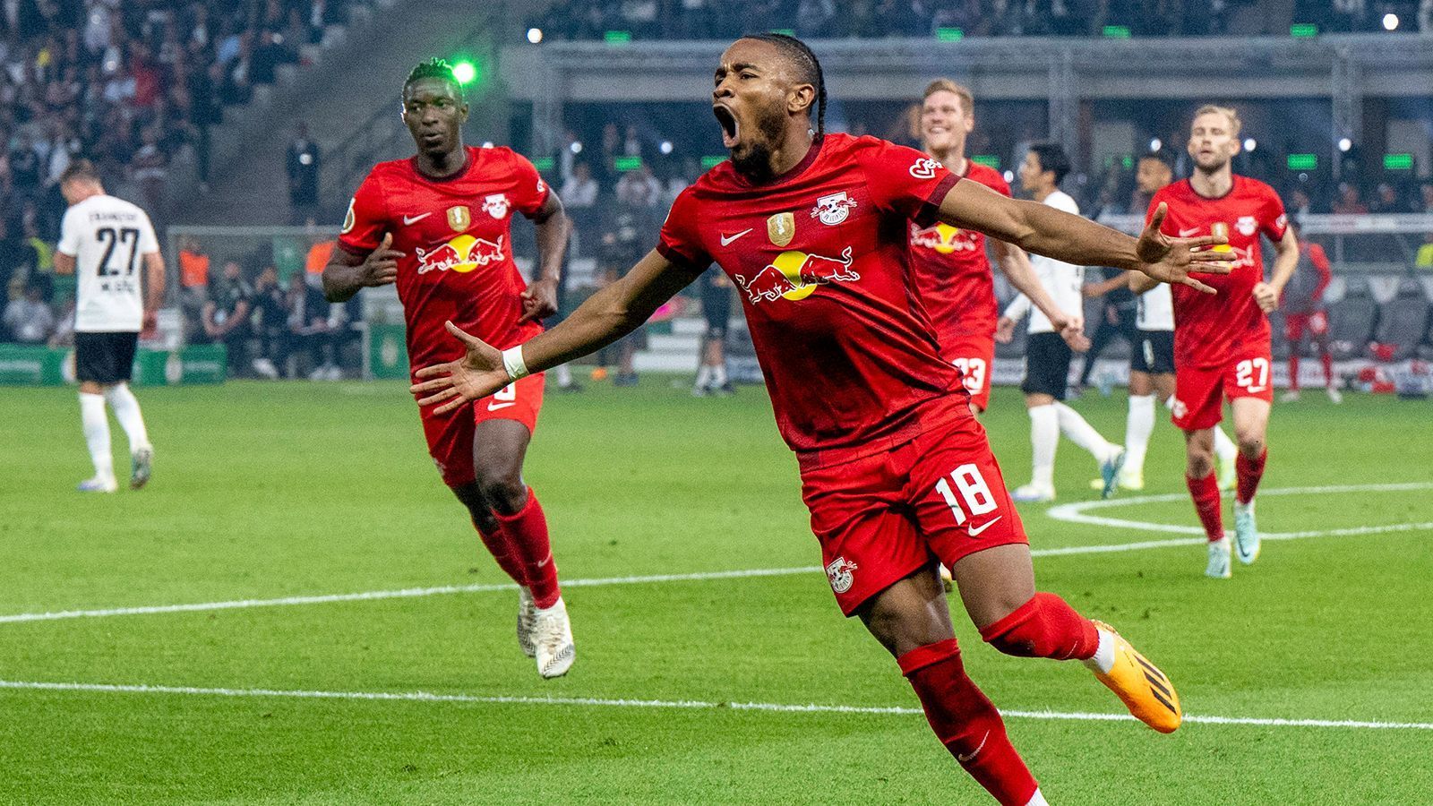 
                <strong>Wer sticht heraus? Die Noten der Leipzig- und Frankfurt-Spieler in der Einzelkritik </strong><br>
                RB Leipzig bleibt die Pokal-Mannschaft der Stunde. Im Finale gegen Eintracht Frankfurt gewannen die Sachsen mit 2:0 (0:0) und sicherten sich den zweiten Pokalsieg in Folge. ran hat die Noten zu den Akteuren.
              