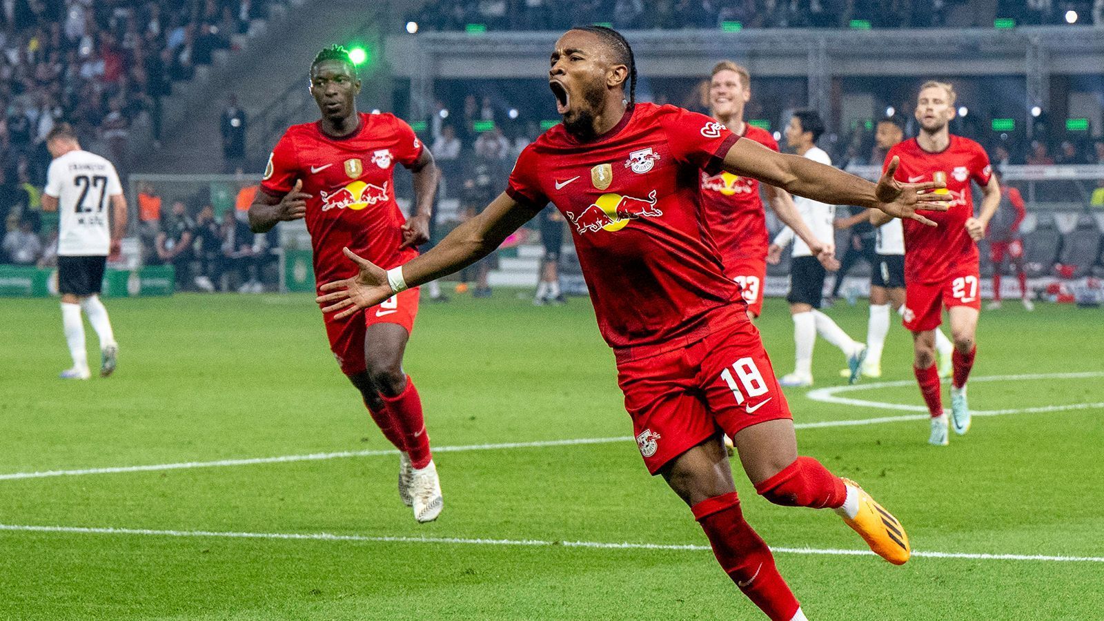 
                <strong>Wer sticht heraus? Die Noten der Leipzig- und Frankfurt-Spieler in der Einzelkritik </strong><br>
                RB Leipzig bleibt die Pokal-Mannschaft der Stunde. Im Finale gegen Eintracht Frankfurt gewannen die Sachsen mit 2:0 (0:0) und sicherten sich den zweiten Pokalsieg in Folge. ran hat die Noten zu den Akteuren.
              