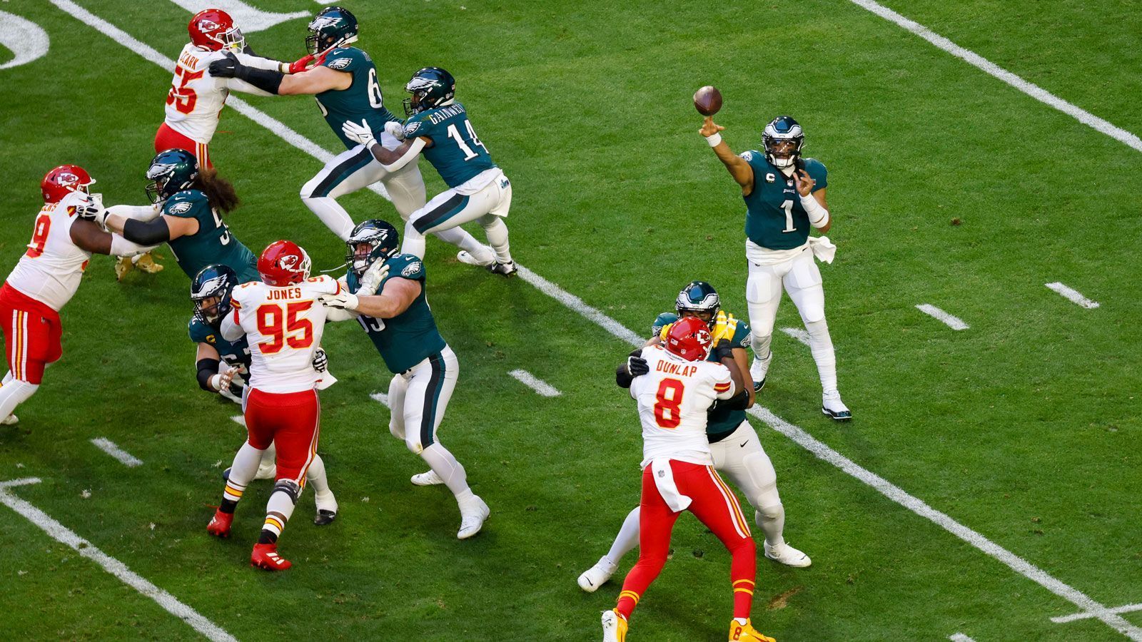 
                <strong>Philadelphia Eagles: Spielfortsetzung nach Score mit 4th & 20</strong><br>
                Nach einem Touchdown oder Field Goal sollen Teams die Möglichkeit haben, durch einen erfolgreichen Versuch bei 4th & 20 von der eigenen 20-Yard-Linie in Ballbesitz bleiben zu können.
              