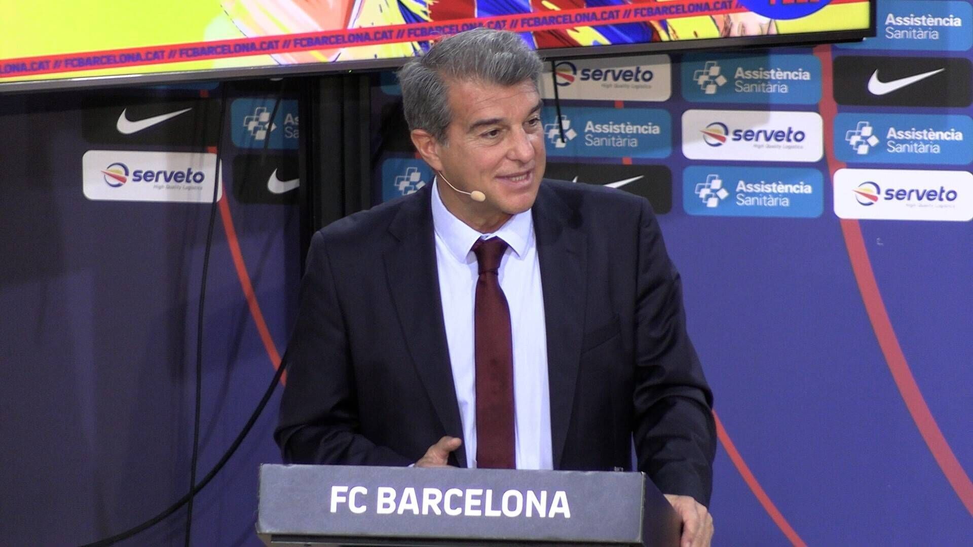 
                <strong>Joan Laporta (FC Barcelona)</strong><br>
                Sogar erst seit März ist Joan Laporta wieder beim FC Barcelona in Amt und Würden. Für den katalanischen Rechtsanwalt und Politiker ist es die zweite Amtszeit, nachdem er bereits von 2003 bis 2010 die Geschicke des Klubs leitete. Nun muss er die Scherben aufräumen, die nach etlichen Querelen vom in den Rücktritt gezwungenen Josep Bartomeu hinterlassen wurden. Allerdings war auch Laportas erste Ära auf dem Barca-Thron von Störgeräuschen geprägt: So klagten im Jahr 2006 ehemalige Vereinsmitglieder, sie seien aus dem Klub gedrängt worden, 2008 überstand er ein Misstrauensvotum nur dank seiner Beharrlichkeit. Finanziell stellte Laporta den Klub jedoch auf stabilere Beine und schaffte es darüberhinaus, die Mannschaft sukzessive zu verstärken. Auch nun wird der Befürworter einer katalanischen Unabhängigkeit wieder zaubern müssen, denn Barca gilt zwar als umsatzstärkster Fußballverein der Welt, ist aber hochverschuldet.
              