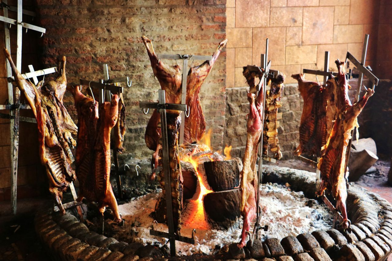 Unter "Asado" versteht man allgemein eine gegrillte Speise, in Argentinien jedoch gleicht das Asado einer Festmahlzeit. Ganze Fleischstücke oder gar Tiere, teilweise auch mit Haut, werden beim Asado auf Spießen in Kreuzform und vertikal um ein Feuer platziert. 