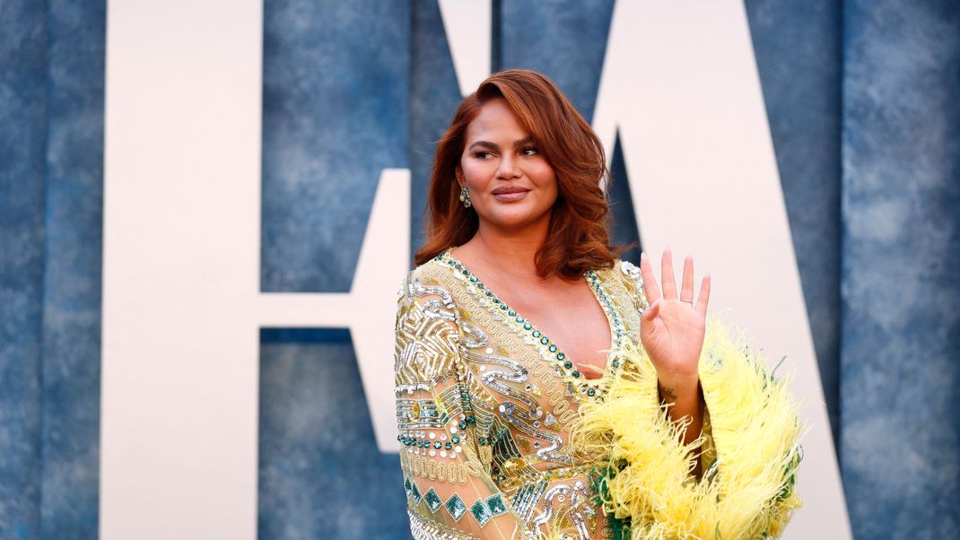 Chrissy Teigen bei der Vanity Fair Oscar-Party während der 95. Academy Awards.