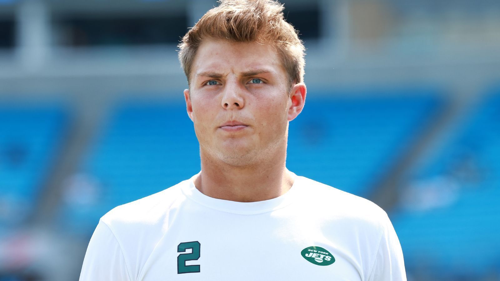 
                <strong>Zach Wilson (New York Jets)</strong><br>
                Die Experten und Scouts staunten beim Pro Day von Zach Wilson vor dem 2021er Draft nicht schlecht. "Er kann jeden Wurf machen, der in der NFL gefragt sein wird", hieß es im Scouting Report von "ESPN" beispielsweise. Wie von vielen Leuten vermutet, ging Wilson an zweiter Stelle zu den New York Jets, er sollte (mal wieder) ein neuer Heilsbringer im Big Apple werden. Jedoch war Wilsons Rookie-Jahr eine Enttäuschung. Wenn er nicht verletzt war, machte er oft viele Fehler und nur selten blitzte auf, was der Mann von BYU eigentlich kann.
              