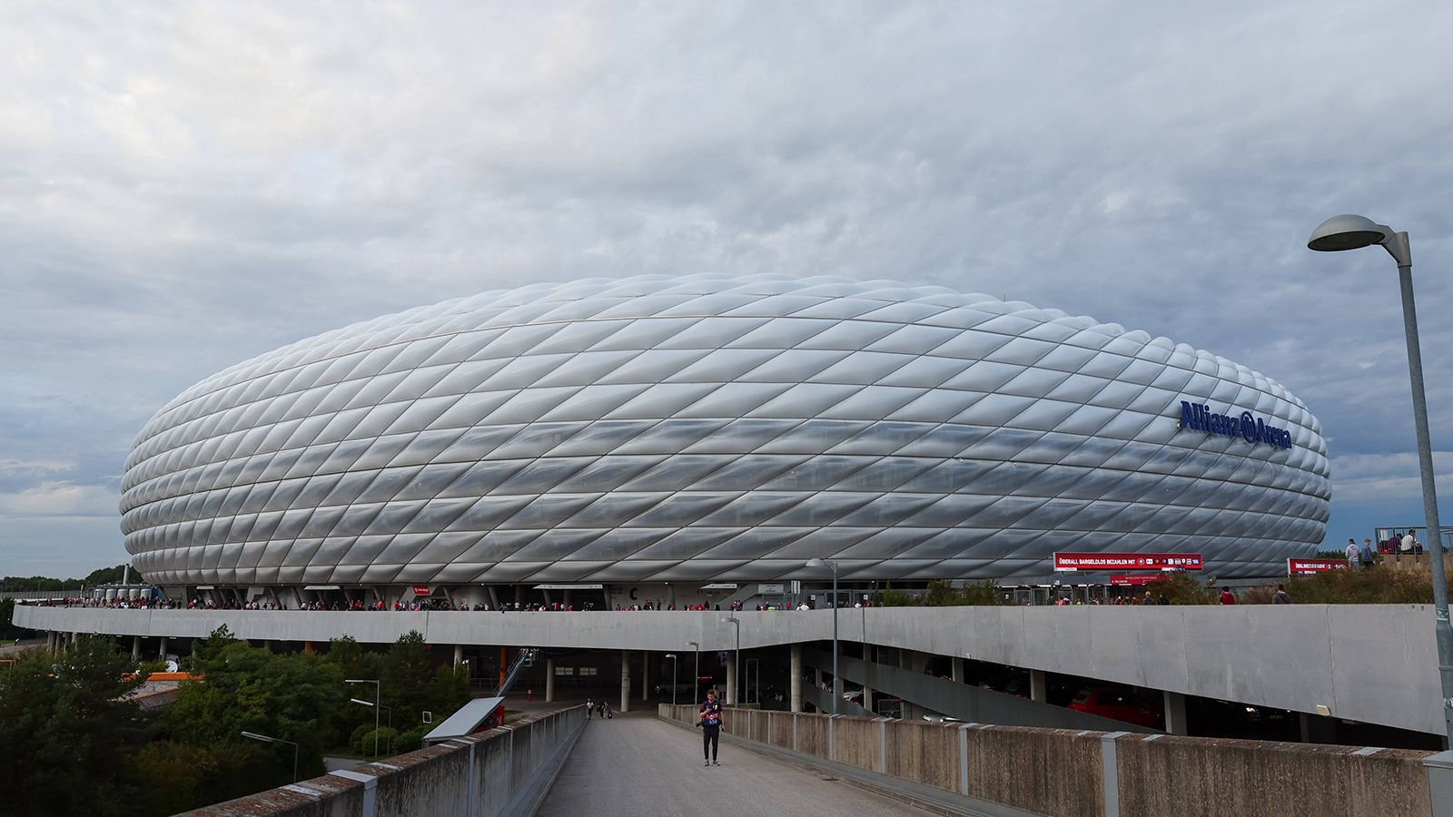 
                <strong>Munich Football Arena </strong><br>
                Die "Allianz Arena" des FC Bayern München hört bei der EM auf den Namen "Munich Football Stadium". Ähnlich wie in Köln wurde bei der "Umbenennung" auf den Umlaut im Stadtnamen verzichtet. Neben einem Halbfinale wird auch das Eröffnungsspiel in München stattfinden. Schon zur EM 2021 wurde das Stadion des deutschen Rekordmeisters umbenannt, damals in "Football Arena München".
              