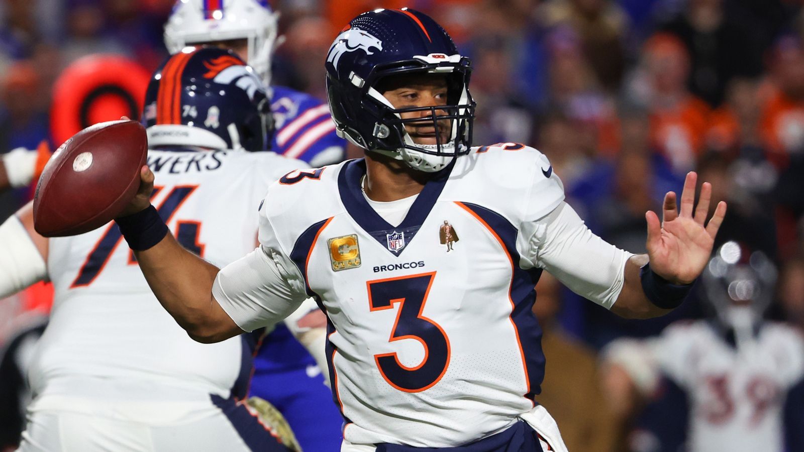 <strong>Russell Wilson (Denver Broncos)</strong><br>Nach all der Häme - vor allem auf Social Media - performt Wilson 2023 wieder auf Top-Niveau.&nbsp;Mit 18 Touchdowns hat er die drittmeisten der Liga, ist gemessen an Passversuchen sogar die Nummer eins. Er hat auch das zweitbeste Touchdown-Interception-Verhältnis, das viertbeste Passer Rating, die meisten Comebacks im vierten Viertel und die zweitmeisten Game-winning Drives.