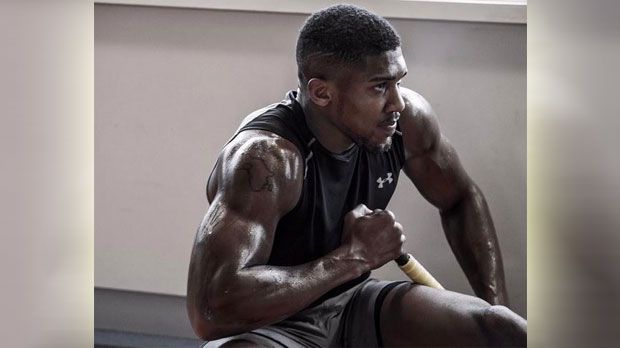 
                <strong>Keine Pause für Anthony Joshua </strong><br>
                Schwergewichts-Weltmeister Anthony Joshua hält sich auch zwischen seinen Kämpfen fit. Urlaub gibt's kaum beim englischen Superstar. Bei Instagram postet AJ täglich beeindruckende Bilder seines Fitnesstrainings.
              