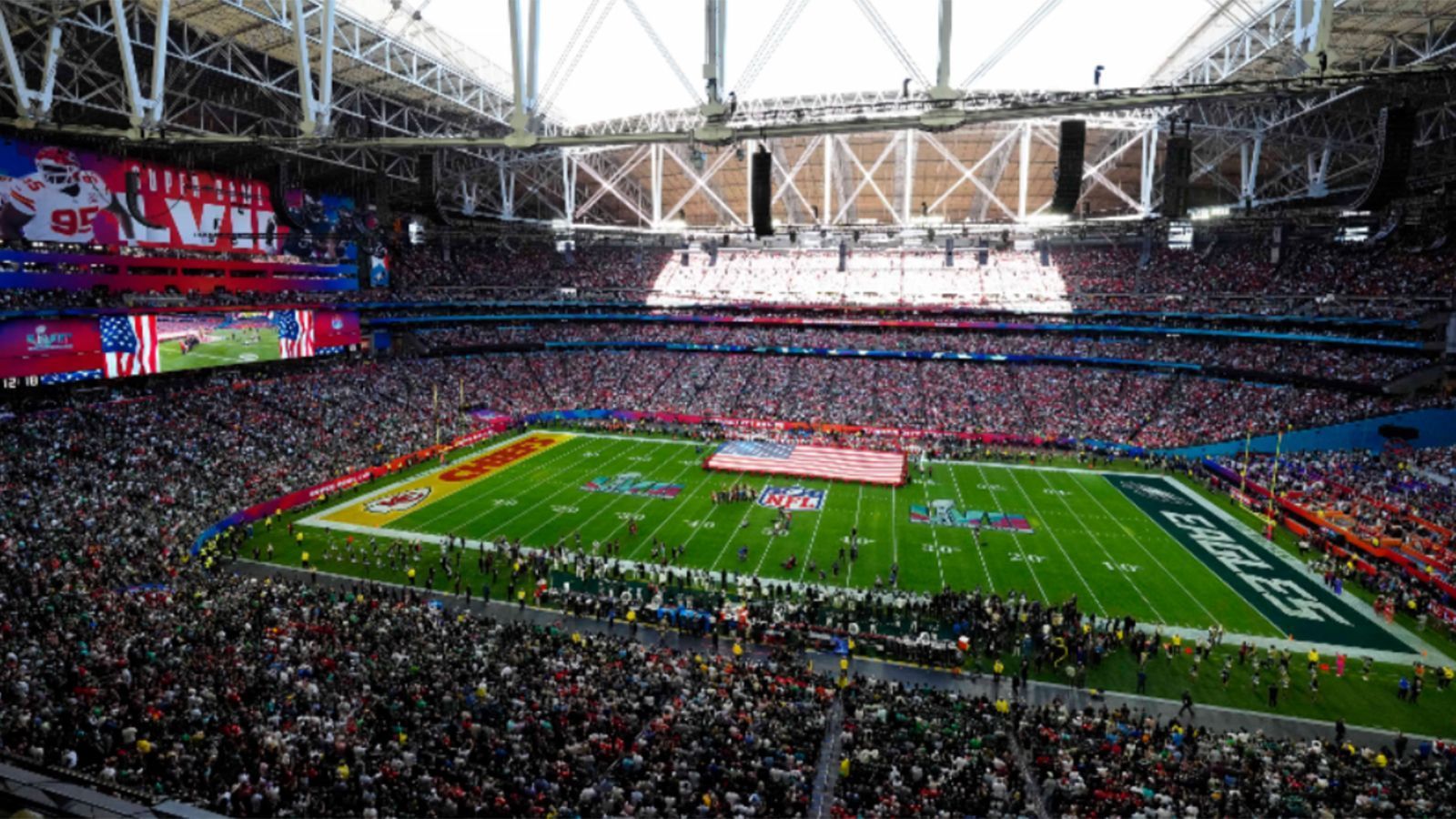 
                <strong>Verlierer: State Farm Stadium</strong><br>
                Dieses Stadionerlebnis war nicht für jeden Besucher ein voller Erfolg. Vor dem Super Bowl kam es im State Farm Stadium zu organisatorischen Unwägbarkeiten. Gleich in mehreren Stadionecken stauten sich Menschen, für hunderte Fans und Journalisten ging es weder vor noch zurück. Selbst 20 Minuten vor Kickoff, die Pregame-Show lief zu diesem Zeitpunkt längst, löste sich der Stau nur mühsam auf. Unzählige Menschen zückten ihre Smartphones, dokumentierten die Zustände und zeigten sich verärgert. 
              