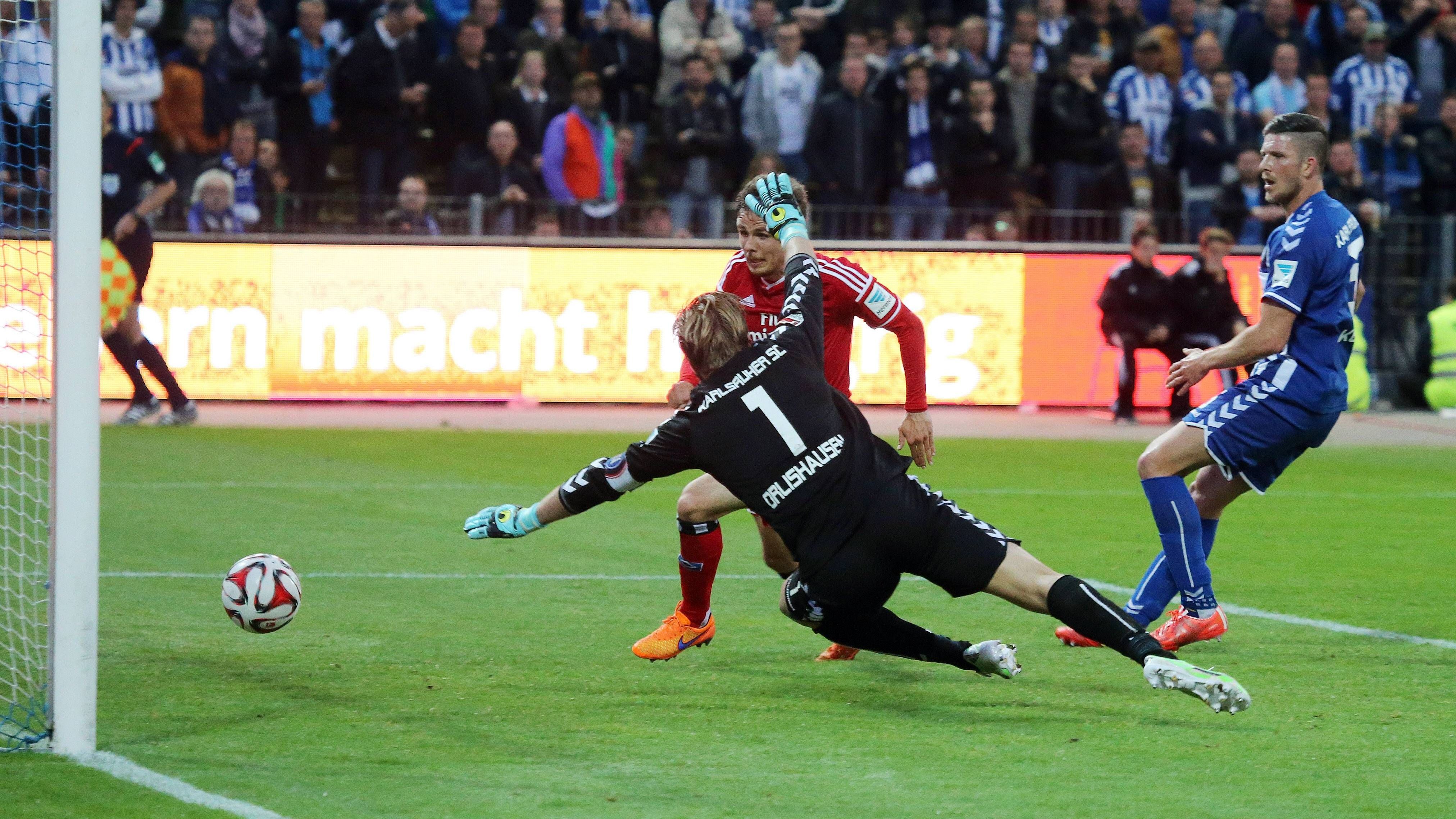 <strong>2015: Karlsruher SC - Hamburger SV (1:1, 1:2 n.V.)</strong><br>Kurz vor Ende trifft Nicolai Müller entscheidend, Hamburg bleibt der Dino. Zumindest vorerst, denn drei Jahre später steigen die Hamburger als Tabellen-17. direkt ab und scheitern später zweimal als Zweitligist in der Relegation am Wiederaufstieg (2022, 2023).