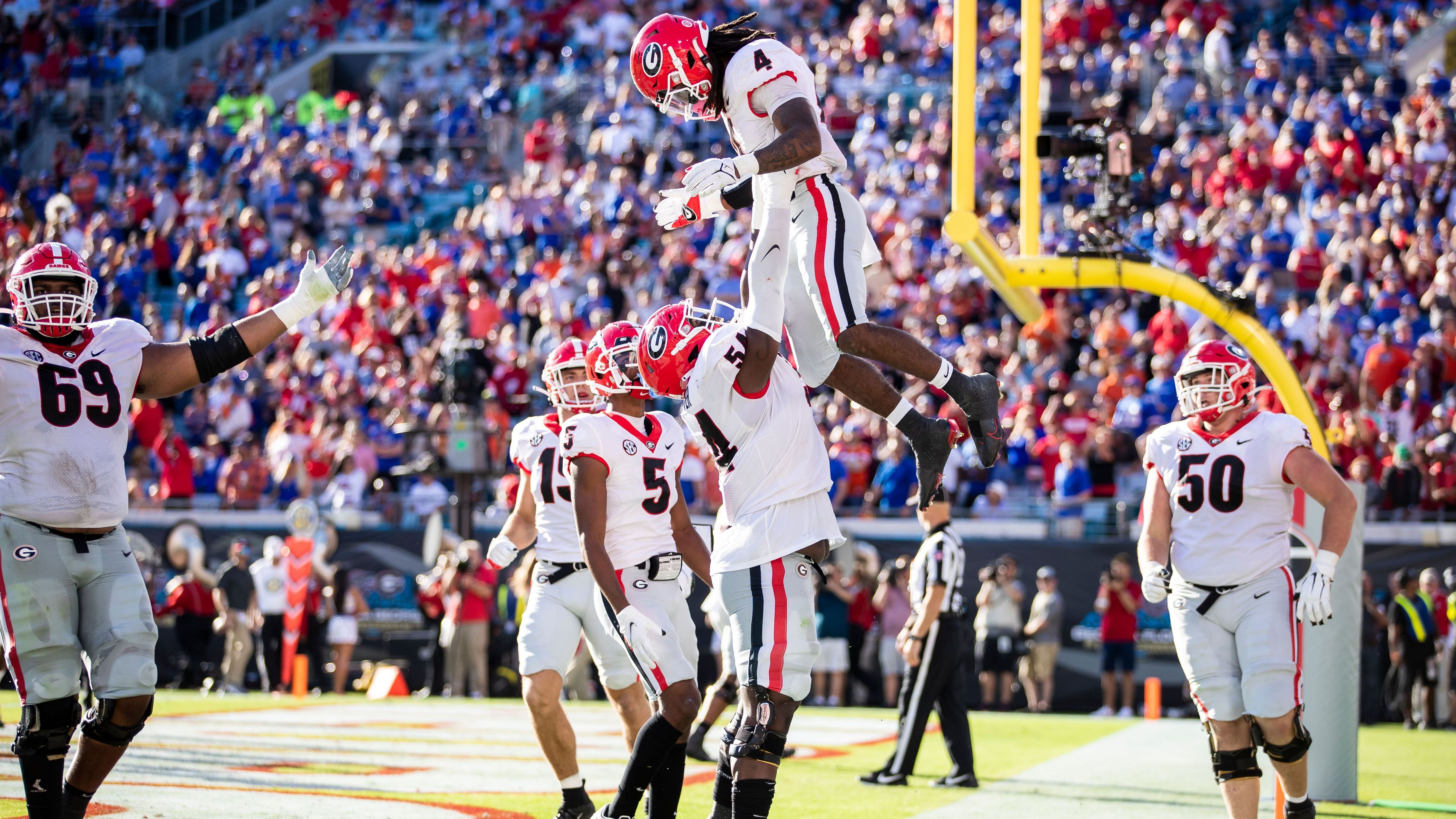 
                <strong>Wer sind die Top-Favoriten auf den Titel?</strong><br>
                Vor der Saison schätzten eine Gruppe von ausgewählten Journalisten (AP Poll) die Georgia Bulldogs noch als fünftbestes Team ein. Mittlerweile ist klar: Das Team um Head Coach Kirby Smart ist nicht nur im Playoff-Ranking die klare Nummer eins. In der stärksten Conference, der SEC, hielten sich die Bulldogs bislang schadlos, stehen insgesamt bei einer Bilanz von 8-0. Anders als die Konkurrenten blieb Georgia dabei stets souverän. SEC-Gegner und Powerhouse Alabama Crimson Tide musste bereits eine überraschende Niederlage gegen Texas A&M einstecken, aufgrund der individuellen Stärke setzte das Committee das Team um Head Coach Nick Saban dennoch auf Rang zwei.
              