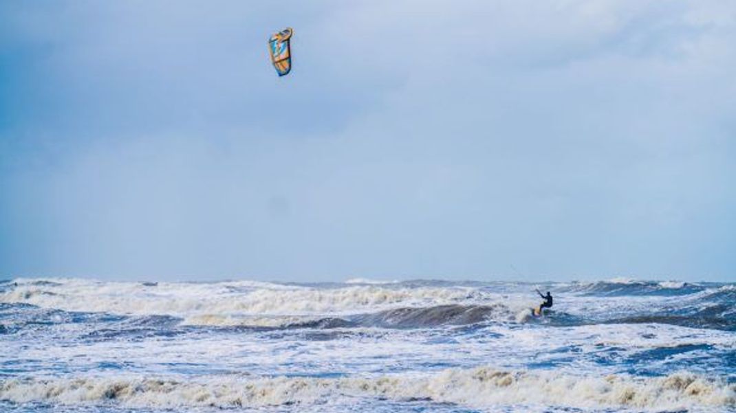 Gerade für Surf-Anfänger:innen lohnt sich ein Besuch in Zandvoort.