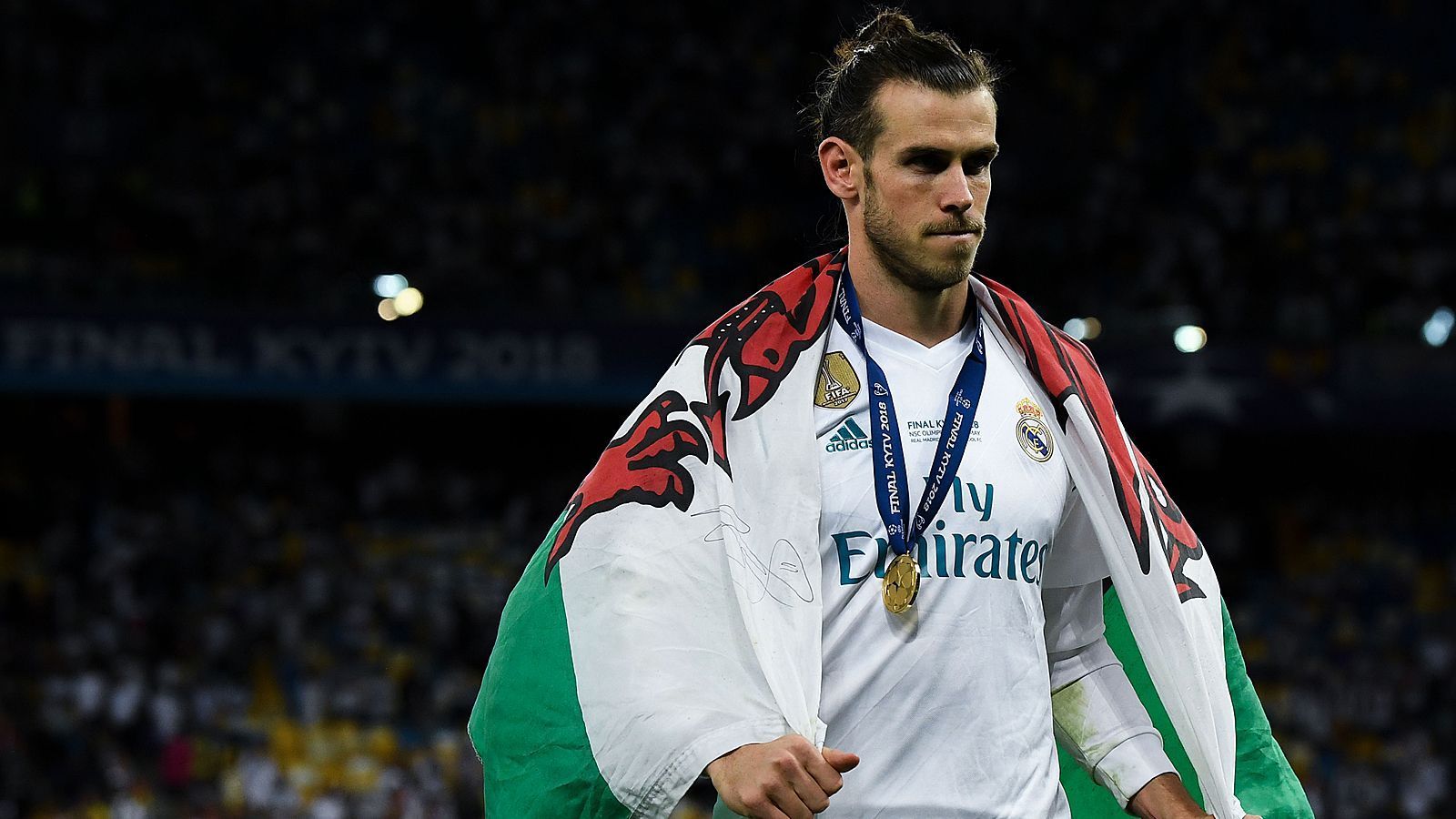 
                <strong>Gareth Bale</strong><br>
                Auch wenn Gareth Bale niemals schlecht über Zinedine Zidane gesprochen hat, wirkten seine Aussagen nach dem Champions-League-Finale doch recht klar. Der Waliser will öfter spielen und genau das hatte ihm Zizou verwährt. Jetzt kommt ein neuer Trainer und damit womöglich jemand, der Bales Qualitäten und Star-Power in den wichtigen Spielen besser zu schätzen weiß. Am Verein Real Madrid lag es nie, dass Bale über einen Wechsel sprach. Nun werden die Karten neu gemischt.
              