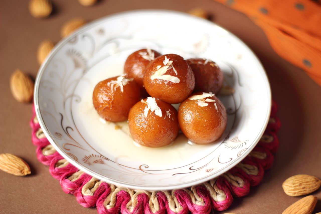 Gulab Jamun ist ein klassisches Dessert aus der indischen und pakistanischen Küche. Die frittierten Teigbällchen in aromatisiertem Zuckersirup bestehen zum größten Teil aus Khoa - einem indischen Milchprodukt.