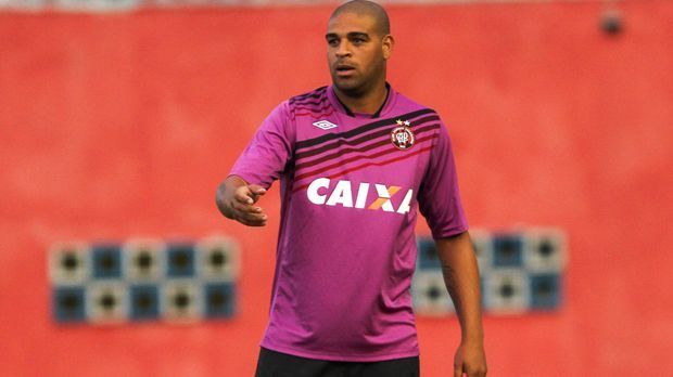 
                <strong>Adriano</strong><br>
                Adriano absolviert 48 Spiele für die brasilianische Nationalmannschaft und erzielt dabei 27 Tore. Seit 2010 ist seine Karriere allerdings etwas ins Stocken geraten. Im Alter von 28 Jahren nimmt der Mittelstürmer extrem zu und wird bei Corinthians Sao Paolo dazu gedrängt, sein Gewicht auf "Fußballerniveau" anzupassen. Im März 2016 heuert er nach einer zweijährigen Fußballpause bei Miami United an.
              