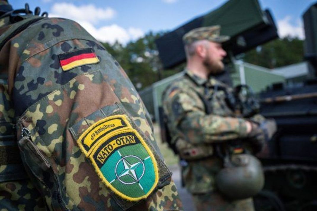 Die NATO verlangt von ihren Mitgliedsstaaten, dass sie mindestens zwei Prozent ihres Bruttoinlandsprodukts in ihre Verteidigung investieren. Deutschland hätte demnach im Jahr 2021 rund 71,3 Milliarden Euro für die Bundeswehr ausgeben sollen - tatsächlich wurden es "nur" 47,21 Milliarden Euro.