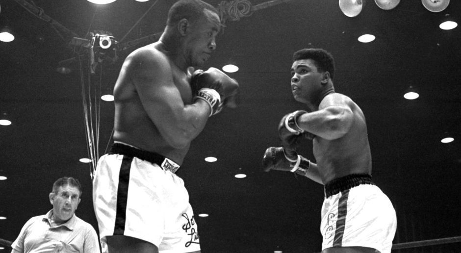 
                <strong>Cassius Clay - Sonny Liston</strong><br>
                25. Februar 1964 in Miami Beach: Cassius Clay - Sonny Liston (1. WM-Kampf, Sieg, T.K.o. 7. Runde): Vor seinem ersten WM-Fight, den er noch unter seinem "Sklavennamen" Cassius Clay bestritt, haute Ali nach 19 Siegen in 19 Profikämpfen mächtig auf den Putz. Er nannte Liston fortwährend einen "hässlichen braunen Bären", spuckte große Töne und zeigte auch sonst Marketingtalent. Mit einem von seinem Vater bemalten Bus ("Der farbigste Boxer der Welt: Cassius Clay") tourte er durch die Lande.
              