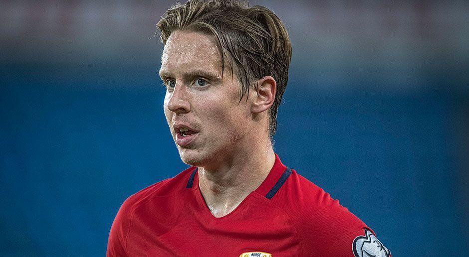 
                <strong>Stefan Johansen (36 Länderspiele)</strong><br>
                Seit gut einem Jahr ist der 26-Jährige der Kapitän des Teams. Dabei scheint seine größte Zeit bereits einige Jahre zurückzuliegen: 2014 wurde Johansen als Norwegens Fußballer des Jahres ausgezeichnet, in der Saison 2014/2015 war der damalige Profi von Celtic Glasgow zudem der Spieler des Jahres in Schottlands Premiership. Seit 2016 ist er beim FC Fulham in Englands zweiter Liga aktiv. Gegen Deutschland fehlt er allerdings wegen Leistenproblemen.
              