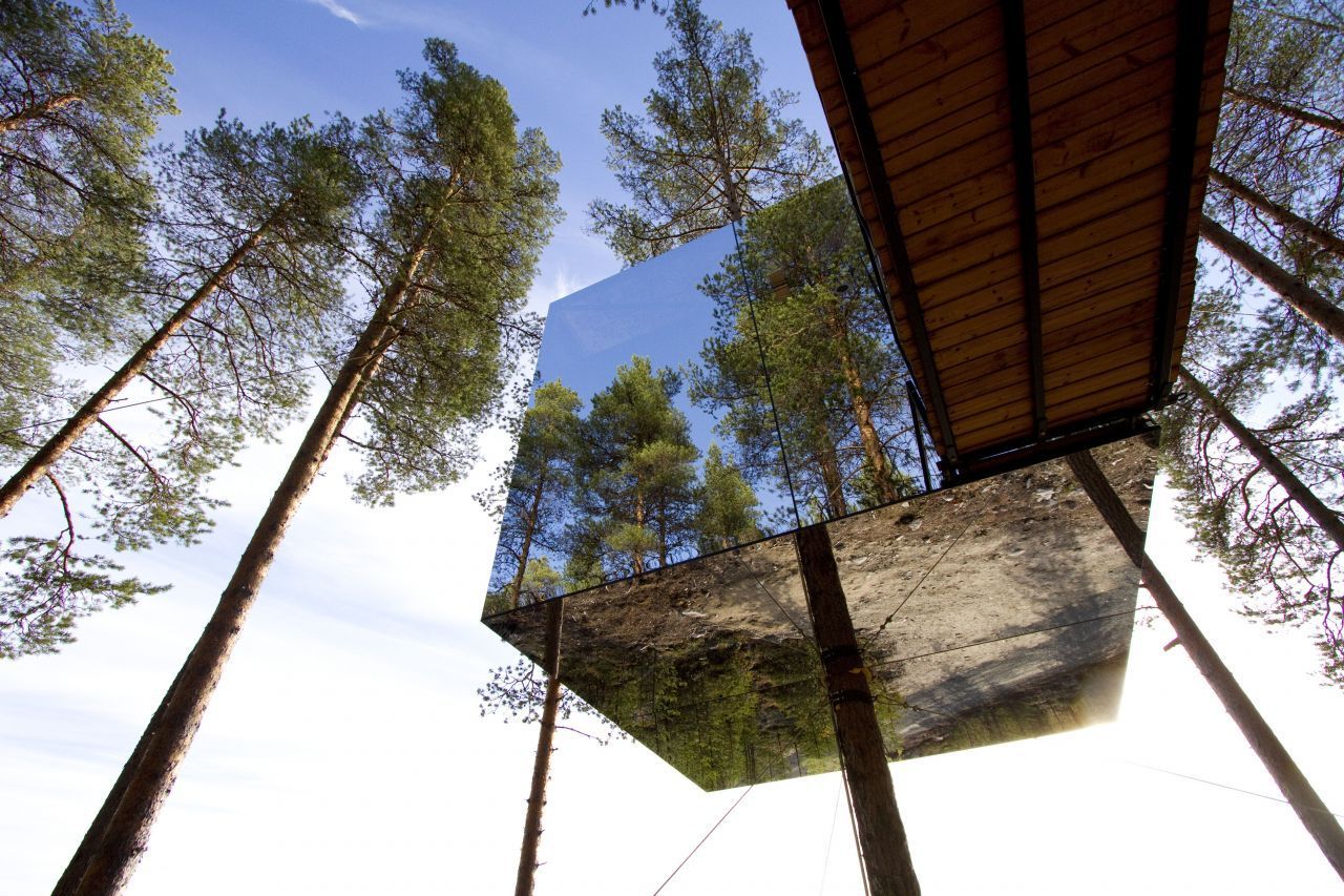 Wow! Der "Mirrorcube" ist ein verspiegelter Glaswürfel und gehört zu einem Baumhaus-Hotel in Nordschweden. Und so sieht's drinnen aus...   