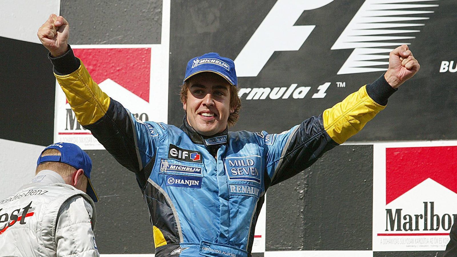
                <strong>Formel 1: Fernando Alonsos spektakuläre Karriere</strong><br>
                2002 geht Alonso als Testfahrer zu Renault, wo Briatore das Sagen hat. Im zweiten Jahr bekommt er ein Stammcockpit und holt als 22-Jähriger als bis dahin jüngster Fahrer in der F1-Geschichte seinen ersten Sieg, gewinnt den Großen Preis von Ungarn.
              