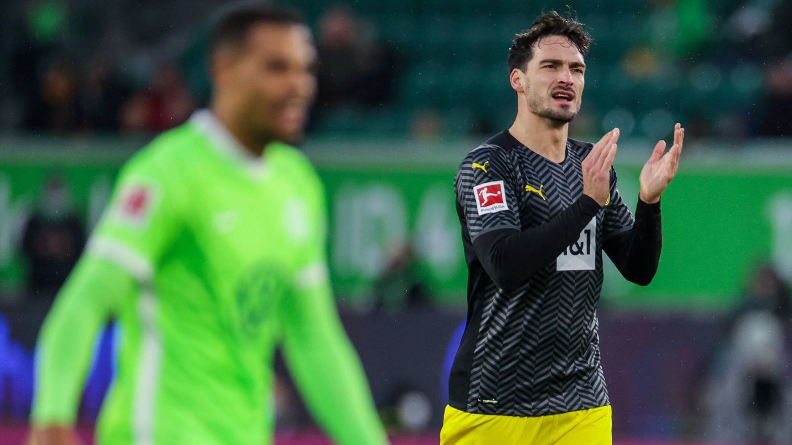 
                <strong>Mats Hummels</strong><br>
                Der in der Champions League gesperrte Abwehrchef kehrte in die Startelf zurück. In seinem 300. Bundesliga-Spiel für Borussia Dortmund agierte er ziemlich unauffällig, was für einen Innenverteidiger ja nicht das Schlechteste ist. Hummels half mit seiner Routine und gutem Stellungsspiel, den Sieg nach Hause zu bringen. ran-Note: 3
              