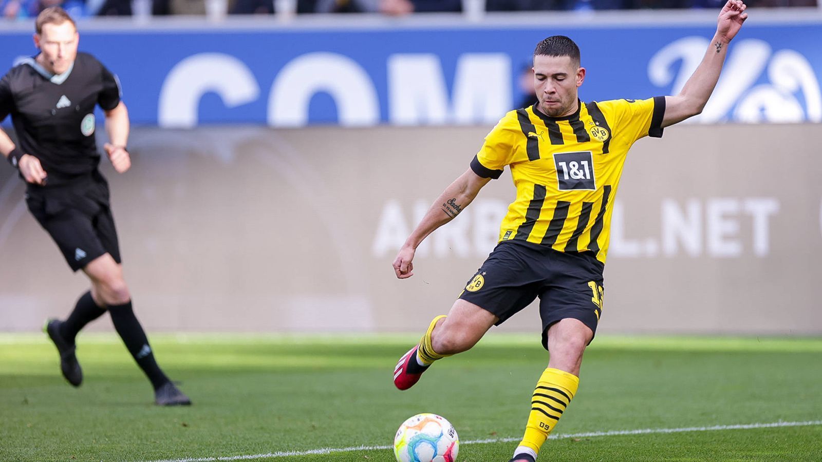 
                <strong>Raphael Guerreiro (Borussia Dortmund)</strong><br>
                Der Portugiese kehrt gegen Hoffenheim statt des angeschlagenen Ryerson in die BVB-Startelf zurück und macht als Linksverteidiger einen soliden Job. Nach vorne hat Raphael Guerreiro nur wenige Aktionen, deutlich weniger als auf der rechten Seite Wolf, hätte aber dennoch in der 65. Minute beinahe das Tor zum 2:0 erzielt, ebenso bei einer weiteren Großchance in der Schlussphase. ran-Note: 3
              