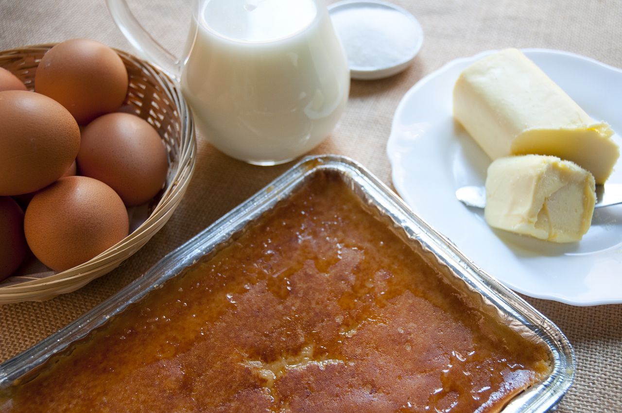Spanien, Kantabrien: Der Käsekuchen "Quesada pasiega" hat eher die Konsistenz eines festen Puddings. Er wird mit Ricotta gemacht, mit Zimt gewürzt und einem Topping aus Marmelade serviert. 