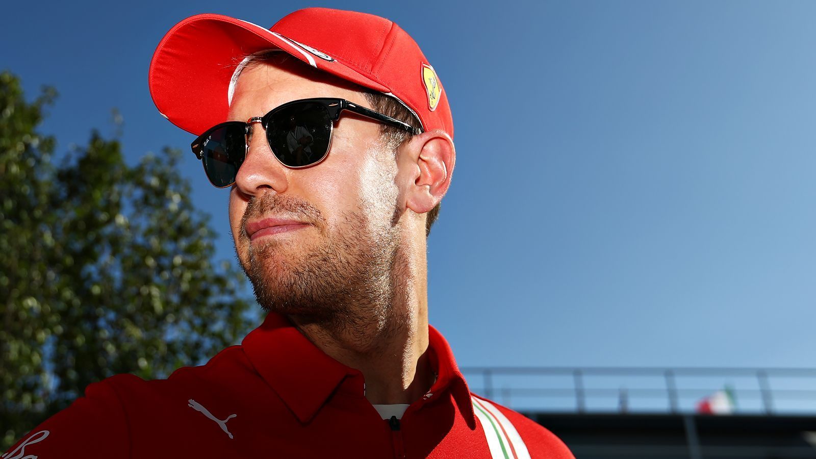 
                <strong>Rücktritt nach der Saison 2020 </strong><br>
                Eine Variante, die ebenfalls nicht unmöglich ist: Vettel beendet seine Karriere. Sollte niemand nachrücken, wäre es das erste Mal seit 1981, dass es keinen deutschen Fahrer in der Formel 1 gibt. Ein Rücktritt würde eher zu Vettels "Charakter, zu seinem Stil passen. Wäre schade für den Sport, aber für die Person Vettel sicher die beste Lösung, sofern kein siegfähiges Team zur Verfügung steht", sagte Red Bulls Motorsportberater Dr. Helmut Marko.
              
