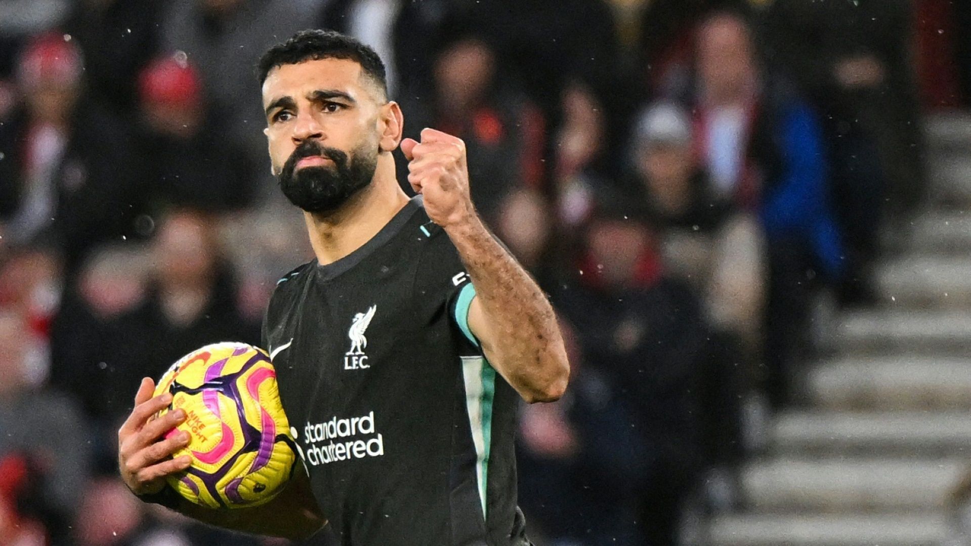 <strong>Mohamed Salah (FC Liverpool)</strong><br>Mohamed Salah steht beim FC Liverpool offenbar vor einer Vertragsverlängerung. Wie der "Daily Mirror" berichtet, haben sich Verein und Spieler auf einen neuen Zweijahresvertrag geeinigt. Demnach bliebe der Ägypter der Topverdiener bei den Reds (25 Mio. Euro pro Jahr). Zuvor soll das Salah-Lager auf einen Dreijahresvertrag gepokert haben. Nun also die Kehrtwende im Tauziehen um den Superstar.