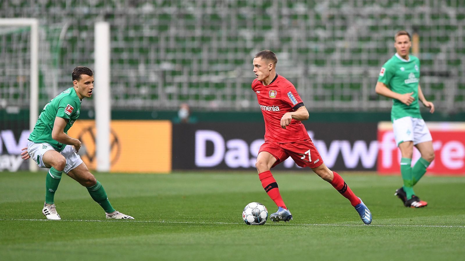 
                <strong>Mit 17 Jahren in der deutschen U21: Das ist Debütant Florian Wirtz</strong><br>
                Florian Wirtz wurde von U21-Bundestrainer Stefan Kuntz für die beiden EM-Qualifikationspiele in Moldau und gegen Bosnien-Herzegowina (am 13. Oktober ab 17.45 Uhr live auf ProSieben MAXX und auf ran.de) nominiert. Durch seinen Einsatz beim 5:0-Sieg in der Republik Moldau ist der Teenie-Star nun der jüngste U21-Debütant der Geschichte des DFB. ran.de stellt den erst 17 Jahre jungen Leverkusener vor.
              