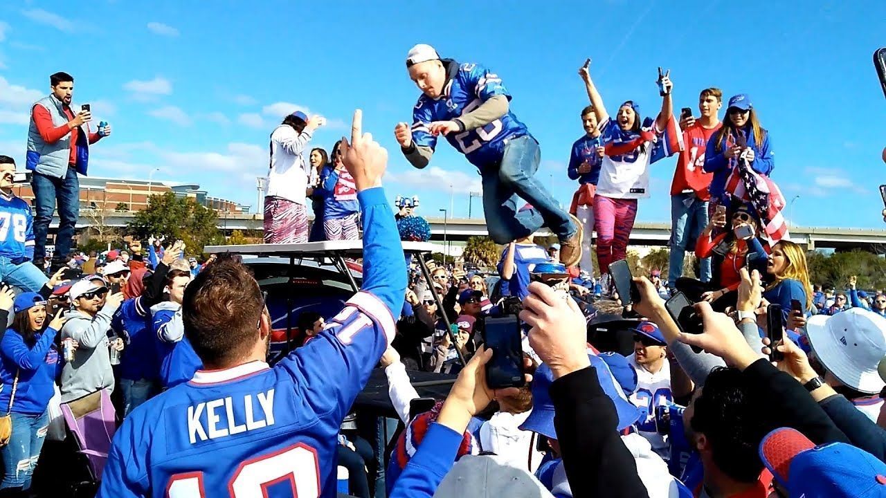 
                <strong>Buffalo Bills Grund 4: Die Abneigung gegen Klapptische</strong><br>
                Eben angesprochene Bills Mafia ist nicht nur dafür bekannt, sich extravagant anzuziehen, sondern auch dafür, durch Klapptische beim Tailgating zu springen. Wo auch immer die Buffalo Bills antreten, irgendwo in der Nähe werden sicher Camping-Tische mit einem gezielten Sprung zertrümmert. Solltet ihr also eine Abneigung gegen Falttische oder eure körperliche Unversehrtheit haben, dann werdet Bills-Fan.
              