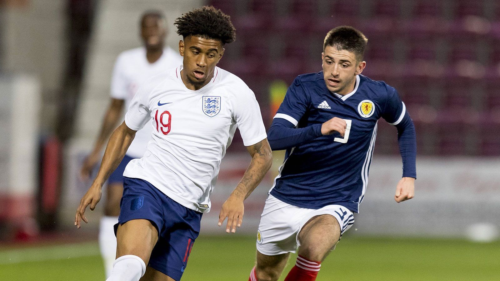 
                <strong>Reiss Nelson (TSG 1899 Hoffenheim)</strong><br>
                Von einem ehemaligen Bundesliga-Legionär geht es direkt zu einem Aktuellen. Reiss Nelson ist vom FC Liverpool in der laufenden Saison an die TSG 1899 Hoffenheim ausgeliehen. In der englischen U21 entwickelte sich der Rechtsfuß nach seinem Debüt im vergangenen Oktober 2018 auf Anhieb zur festen Größe. Ist auf beiden Außenbahnen flexibel einsetzbar. Zwei Tore und zwei Vorlagen in fünf Spielen sprechen für sich.
              
