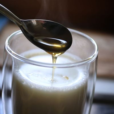 Heiße Milch mit Honig