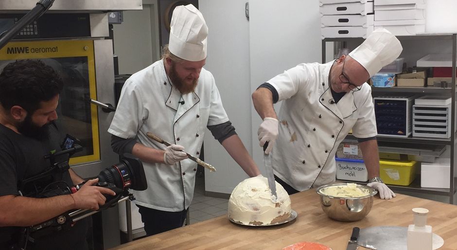 
                <strong>Buschi und Icke backen</strong><br>
                Na, dann müssen wir es packen, einfach frei nach Schnauze backen, schmeißt den Ofen an, ran! In der Weihnachtsbäckerei laufen Buschi und Icke zu immer größerer Form auf, der Kuchen nimmt langsam aber sicher Gestalt an ...
              