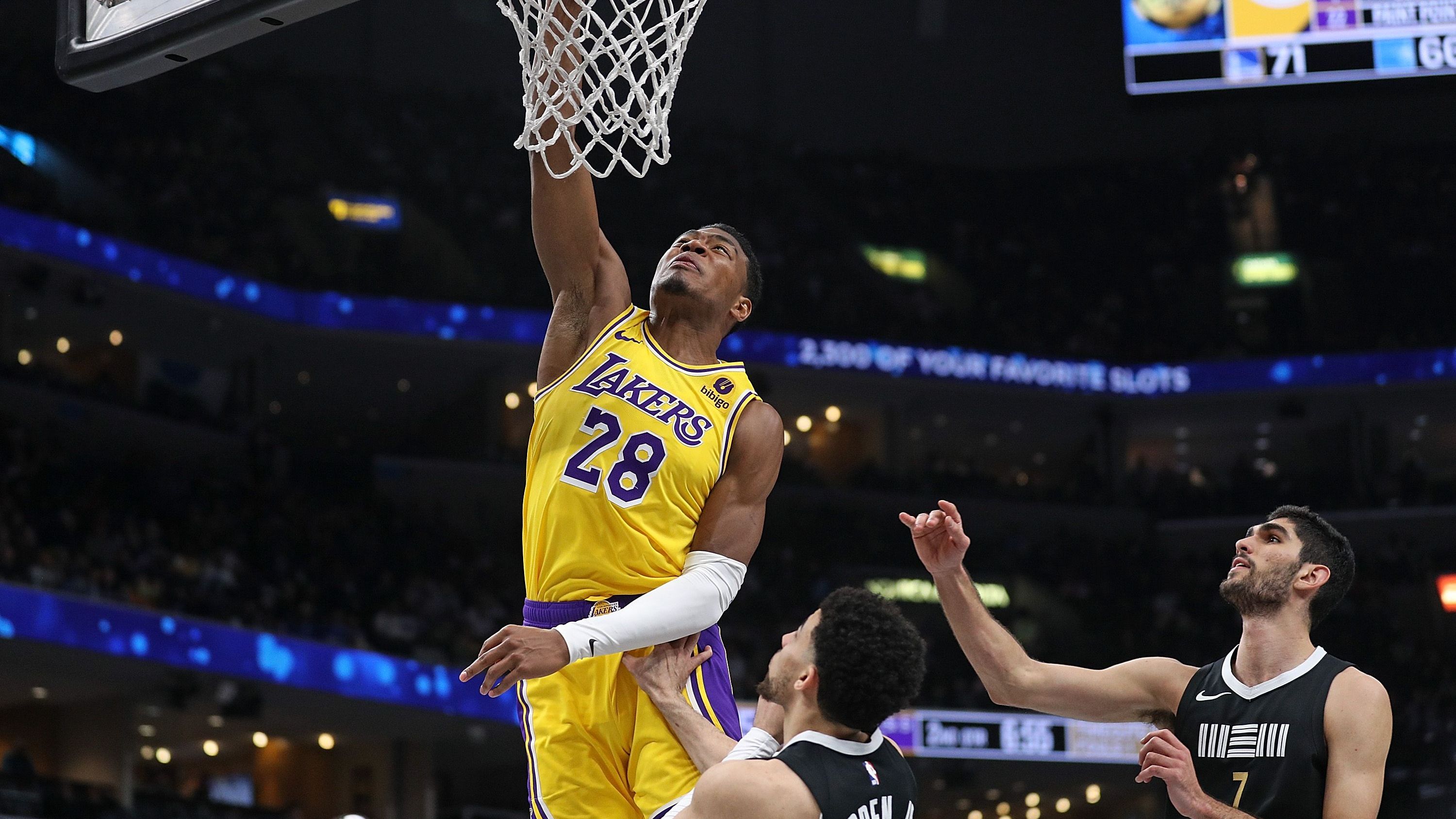 <strong>10. Los Angeles Lakers (zuvor Rang 14, 41:32)</strong> <br>Fünf Siege in Folge. Die Lakers rollen – gerade offensiv. In den letzten drei Spielen kommt Los Angeles auf ein Offensive Rating von 122,5. Herausragend. Bedenklich ist dagegen aktuell die Defense. Dennoch gewannen die Lakers bei Contender Milwaukee ohne LeBron. Platz 6 ist "nur" 2,5 Spiele weg.