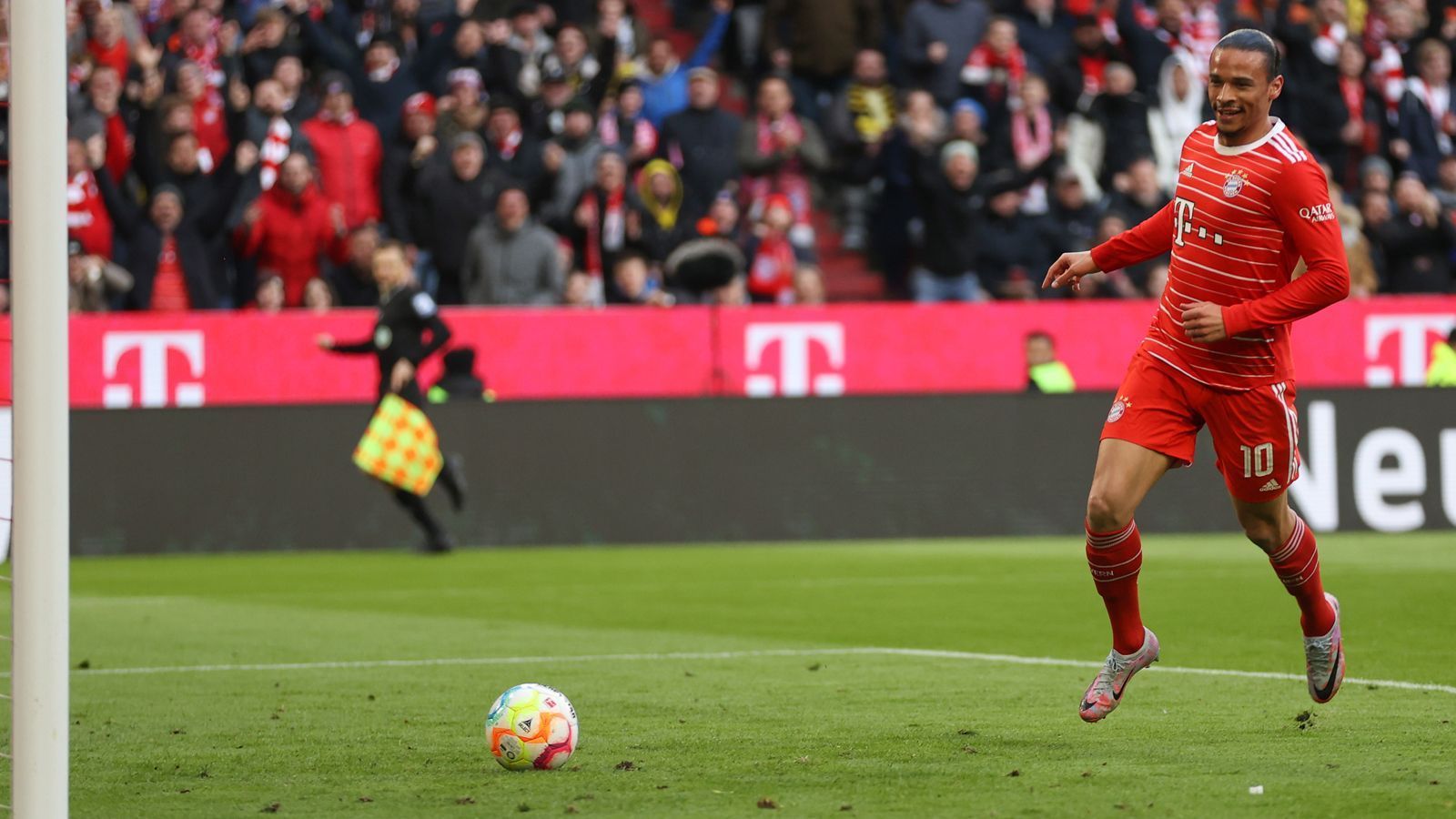 
                <strong>Leroy Sane (FC Bayern München)</strong><br>
                Der Nationalspieler kommt für den noch nicht vollständig fitten Musiala in die Startelf. Anfangs mit kleineren Problemen, taut er nach dem 1:0 auf und wird von Minute zu Minute stärker - auch weil die Dortmunder nur Spalier stehen. Leitet sowohl das 3:0 mit einem Distanzschuss als auch das 4:0 mit traumhaftem Pass ein. ran-Note: 2
              