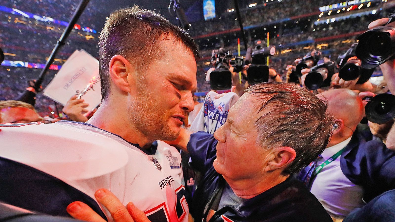 
                <strong>GEWINNER: Tom Brady und Bill Belichick</strong><br>
                Sie sind zu alt, nicht mehr gut genug, ihre Zeit ist abgelaufen. Auch vor dieser Saison gab es wieder zahlreiche Zweifler an Tom Brady und Bill Belichick. Doch davon lässt sich das Erfolgsduo der Patriots nicht beirren und stemmt am Ende die Vince Lombardi Trophy in die Höhe. Der sechste Ring für beide, eine Dynastie die offenbar noch lange nicht vorbei ist.
              