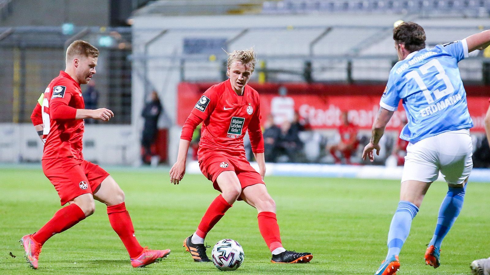 
                <strong>Kaiserslautern verfügt über einen guten Kader</strong><br>
                Der 1. FC Kaiserslautern kämpfte in der vergangenen Spielzeit zwar gegen den Abstieg in die Regionalliga, scheint sich allerdings stabilisiert zu haben. Schon zum Abschluss der Saison 2020/21 verlor der FCK nur eines der letzten zehn Spiele. Im Gegensatz zu den vorherigen Jahren sind nahezu alle Leistungsträger geblieben. Dazu zählen auch die beiden hoch veranlagten Leihspieler Jean Zimmer und Felix Götze.  
              