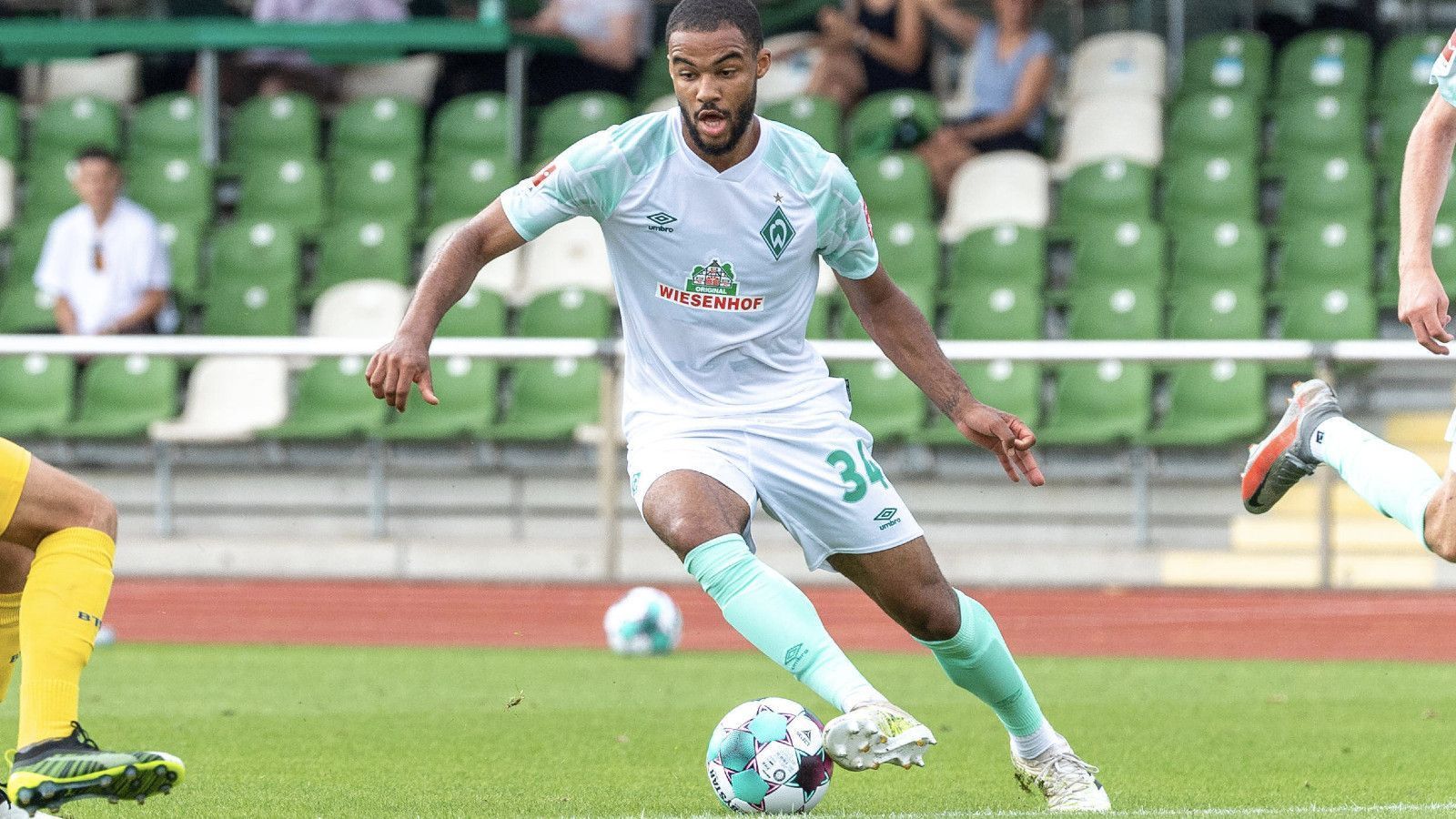 
                <strong>Jean Manuel Mbom (20 Jahre)</strong><br>
                Zuletzt in den Tests eher unauffällig, kommt Mbom voller Selbstbewusstsein von einer bärenstarken Leih-Saison beim Krefelder Fußball Club zurück. Hier war er Stammkraft im zentralen Mittelfeld, in Bremen will er sich jetzt nachhaltig durchsetzen.
              