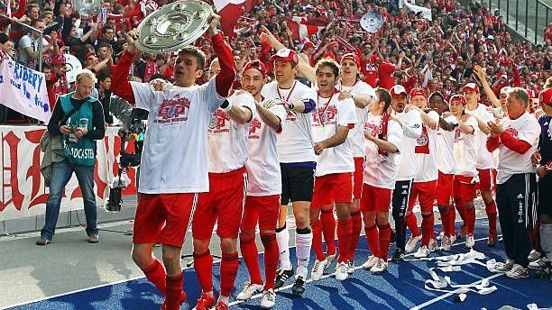 <strong>1. Titel für den FC Bayern (08.05.2010)</strong><br>In seiner zweiten Saison beim FC Bayern München gewinnt Thomas Müller seinen ersten Titel. Nach dem 3:1-Sieg am 34. Spieltag gegen Hertha BSC darf der Offensivakteur erstmals die Meisterschale in die Höhe strecken. Mit 70 Punkten sichert sich der FCB die Trophäe vor dem Zweiten FC Schalke 04. Für Müller ist es die erste von 13 Meisterschaften.