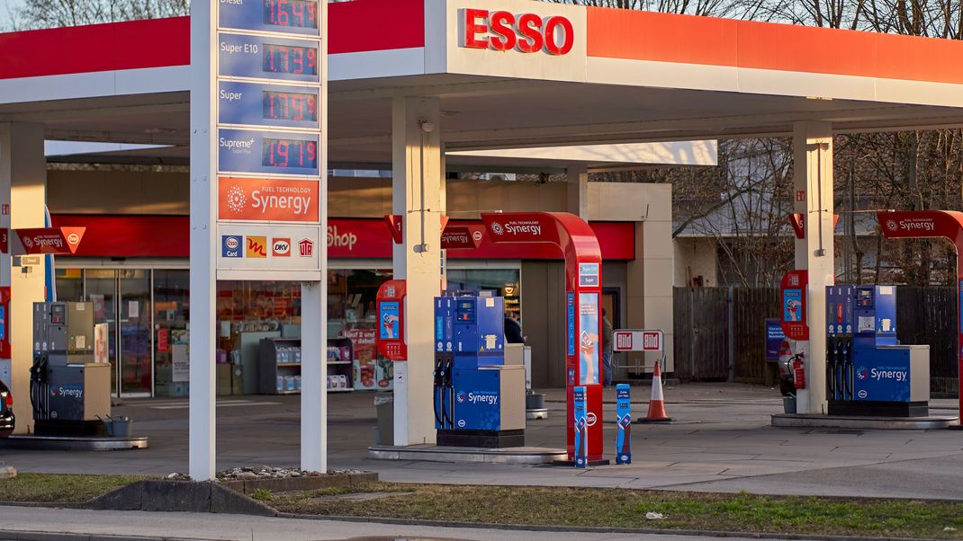 Nachdem ein unbekannter Täter eine Tankstelle in Uettingen überfallen hatte, fahndet die Würzburger Polizei nach dem Flüchtigen. Auch ein Hubschrauber wurde eingesetzt. (Symbolbild)