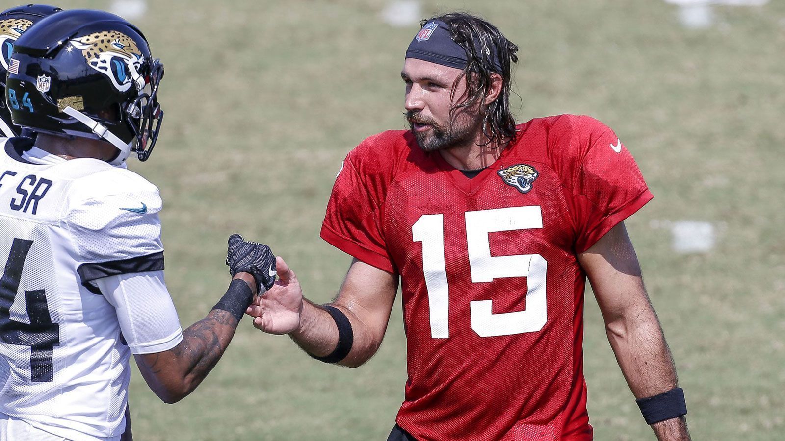 
                <strong>Gardner Minshew (Jacksonville Jaguars - Quarterback)</strong><br>
                "Ich bin wirklich beeindruckt, wie er sich im Training Camp präsentiert", gestand Jacksonville-Jaguars-Receiver Chris Conley. Der Druck, der mit der Rolle des Starting-Quarterbacks einhergeht, scheint Gardner Minshew kaum zu beeindrucken. Anders als in seiner Rookie-Saison treffe er klügere Entscheidungen und gehe als Führungsspieler voran, so Conley. "Ich bin gespannt, wie er seine Entwicklung fortsetzen wird."
              