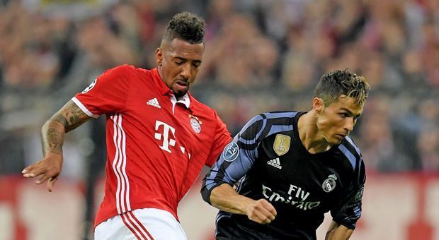 
                <strong>Jerome Boateng (FC Bayern München)</strong><br>
                Zu Beginn etwas wackelig, zeigt ungewohnte Schwächen. Fällt an Martinez' Seite zunächst nicht so auf. Hat mit Alaba an seiner Seite in der Abwehr mit Reals Offensiv-Stars große Probleme. ran-Note: 4
              