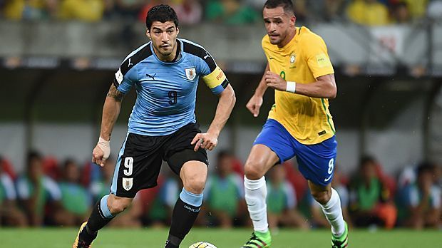 
                <strong>Luis Suarez (Uruguay)</strong><br>
                Luis Suarez (Uruguay): Der Torhunger des Stürmerstars vom FC Barcelona ist auch nach einer an Treffern reichen Saison noch lange nicht gestillt. Bei der Copa 2015 blieb Suarez nur die Zuschauerrolle, weil er wegen seiner Beiß-Attacke auf Giorgio Chiellini bei der WM in Brasilien gesperrt war. Erst im März meldete er sich in der "Celeste" zurück und steht aktuell bei 44 Toren in 81 Länderspielen.
              